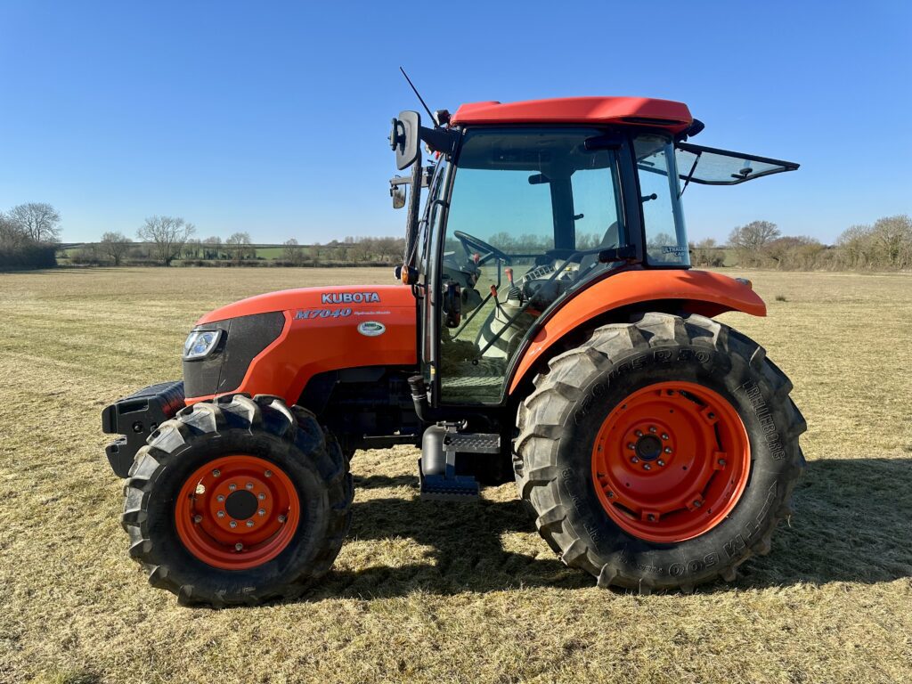 Kubota M7040 like new