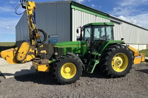 John Deere 7700 with Hedge Cutter