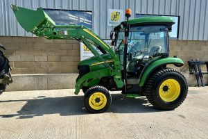 JOHN DEERE 3720 + Loader